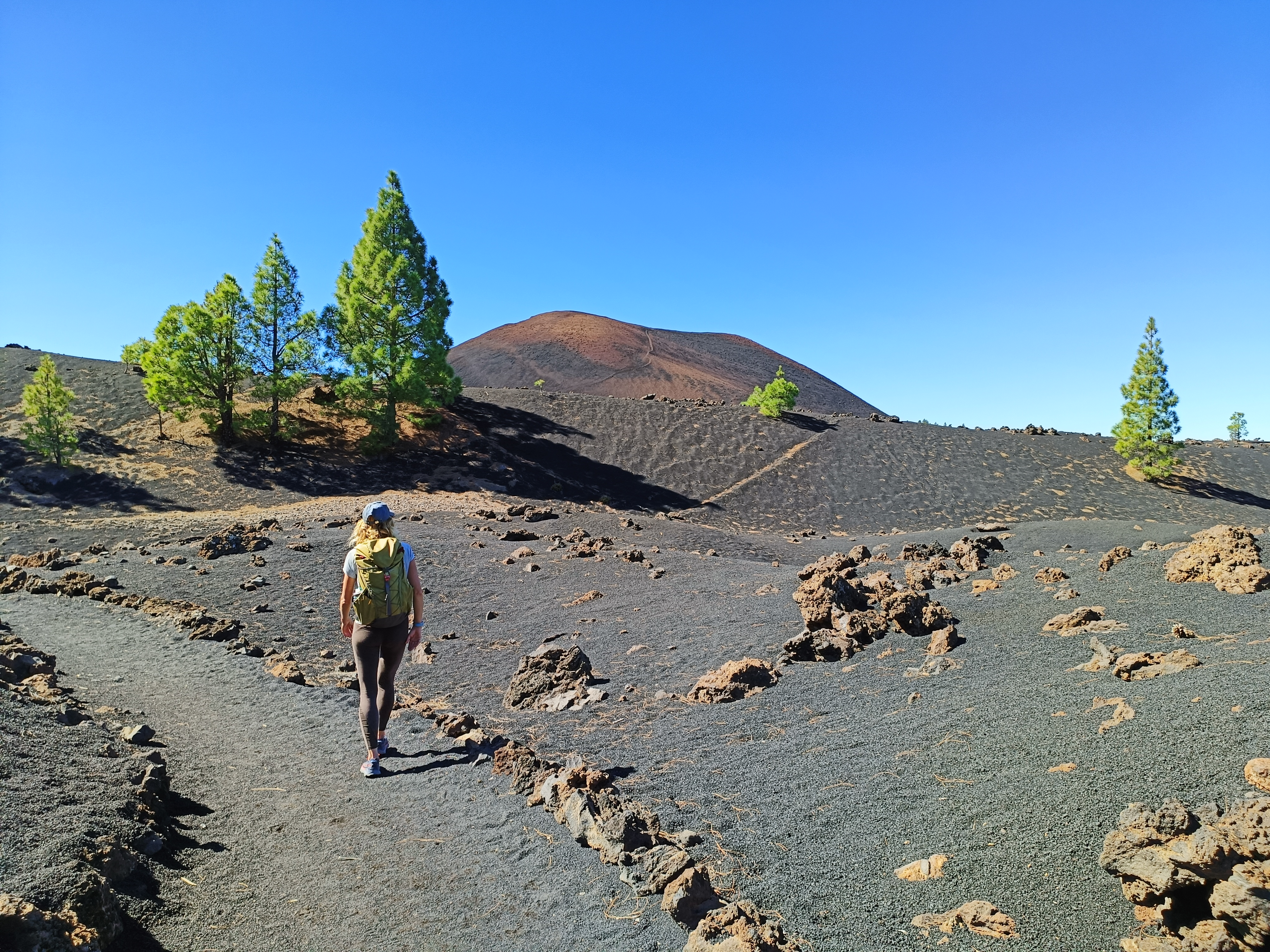 Imagen de un paisaje de Lanzarote con una persona haciendo una caminata por una ruta