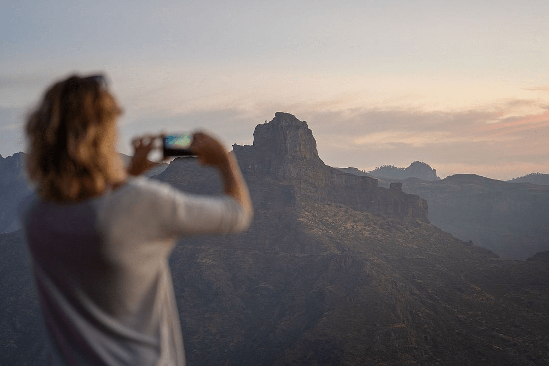 Imagen de una persona haciendo una fotografía a un paisaje